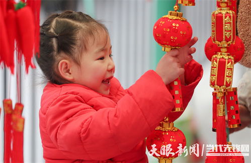 天眼記者來拜年丨初三孩童茁壯長 嬉戲笑鬧兜滿糖
