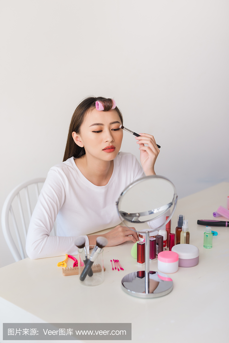 有魅力的有才華的女性博主評論美容產(chǎn)品的視頻博客,給女孩和婦女的建議,電影在相機上處理。