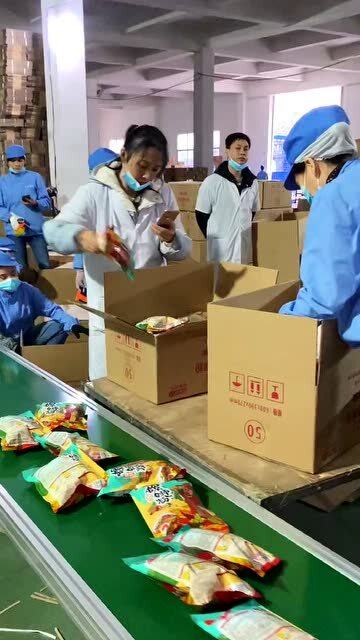 偷著玩手機卻把手機掉進了產品箱子里,食品工廠上個班,手機都沒了