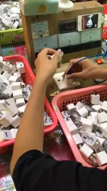 手機(jī)充電器工廠,都要挨個(gè)檢測(cè),保證每個(gè)都是合格產(chǎn)品