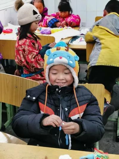 四川省青少年作家協(xié)會(huì) 真愛行走 公益助學(xué)活動(dòng)走進(jìn)平武縣虎牙藏族鄉(xiāng)小學(xué)