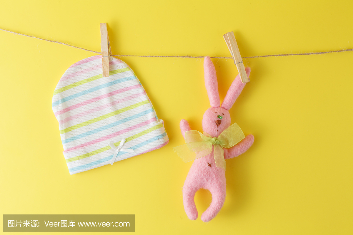晾衣繩上掛著嬰兒用品